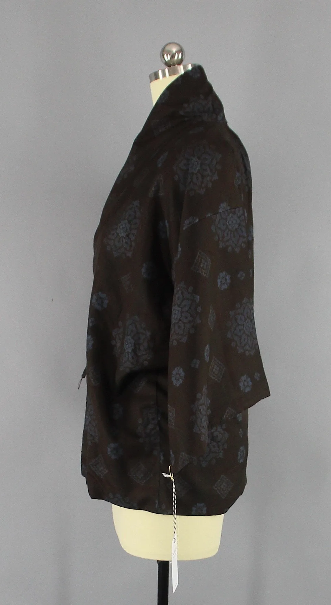 1940s Vintage Silk Kimono Jacket Cardigan / Dochugi Coat / Black Blue Ikat