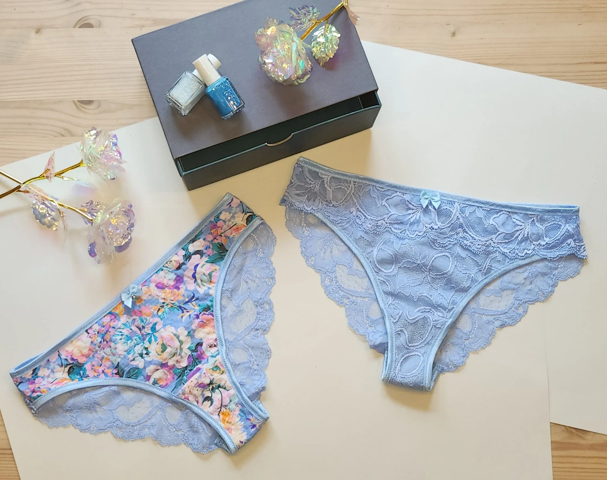 Nähpaket für 2 Slips Helena mit Mikrofaser und Spitze in blau mit Blumendruck.  IDsnsx2