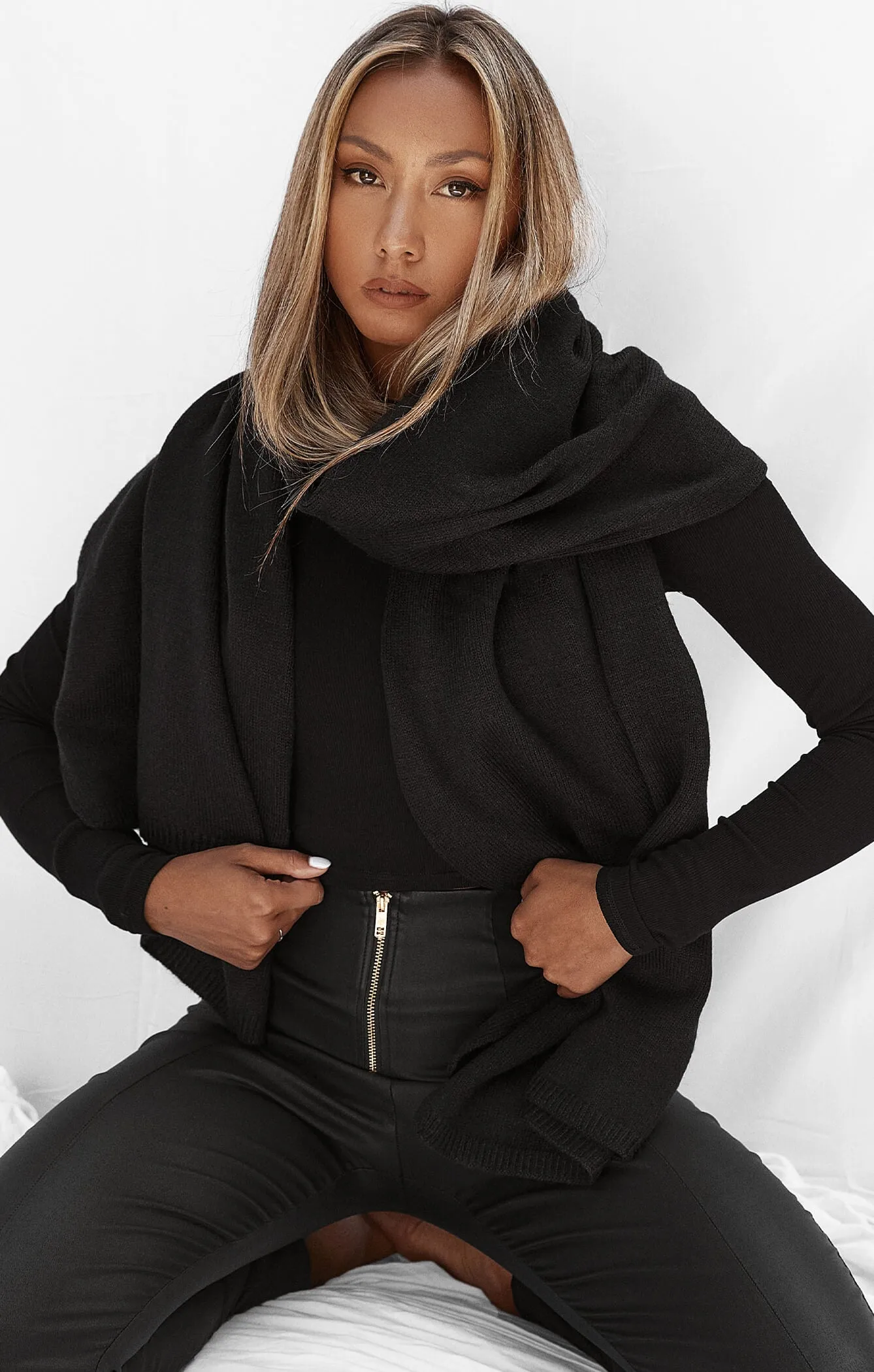 THE BLANKET SCARF - BLACK