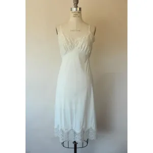 Vintage 1950s Van Raalte Sauvette Nylon Full Slip