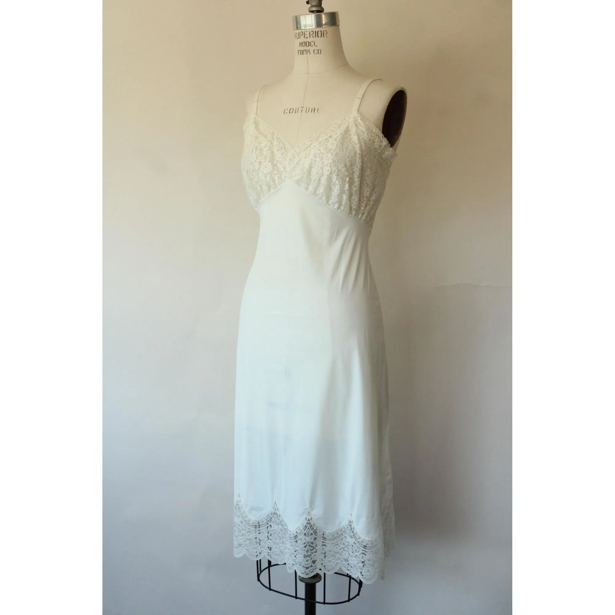 Vintage 1950s Van Raalte Sauvette Nylon Full Slip