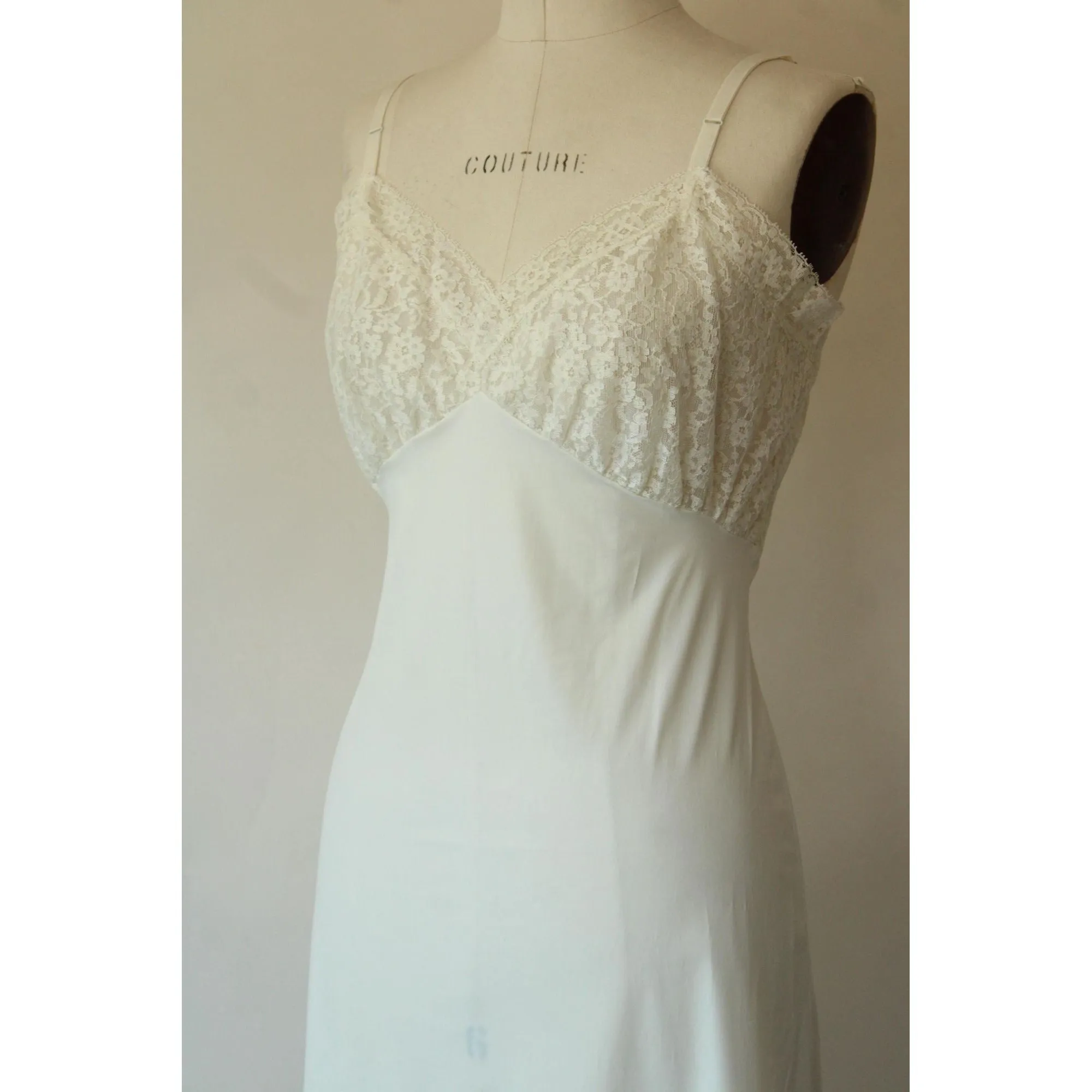 Vintage 1950s Van Raalte Sauvette Nylon Full Slip